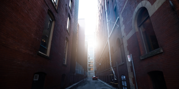 SurangaLK image via Shutterstock