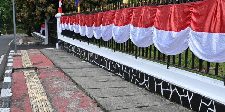 kemas yuli andrian image via Shutterstock